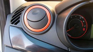 Die Modernisierung der Autos zeigt sich auch in Rundinstrumenten und farbigen Verzierungen. (Foto: Grimm)