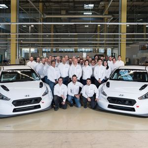 Hyundai hat mit der Auslieferung des Hyundai i30 N TCR begonnen: Die ersten Privatteams
konnten kürzlich ihre Chassis im Firmensitz in Alzenau entgegennehmen.