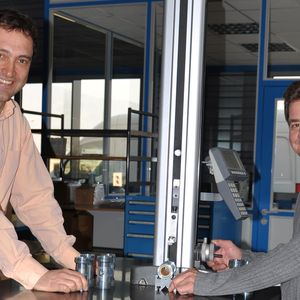 Frank Voigt (links) und Werner Wohlgemuth haben die Messgenauigkeit von induktiven Durchflussmessgeräten weiter optimiert. 