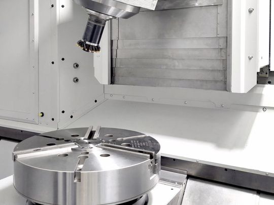 Die neue Vertikaldrehmaschine HESSAPP VDM 750 Plus vereint Drehen, Wälzschälen sowie weitere Fertigungsprozesse und technische Optionen in einer Maschine. Damit ermöglicht sie die wirtschaftliche Komplettbearbeitung von Verzahnungsteilen bei hoher Präzision und Prozesssicherheit.(Bild:  FFG)