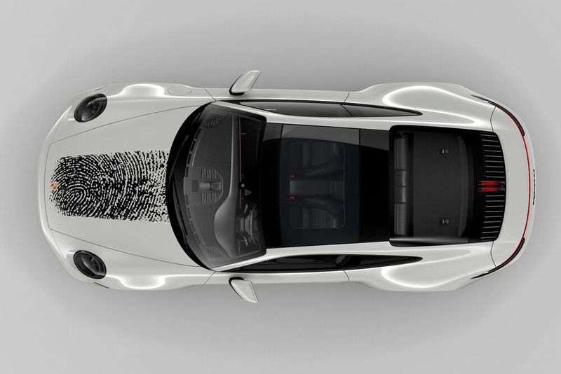 Beim von Porsche eigens entwickelten sogenannte Direct-Printing-Verfahren wird das Design ähnlich wie bei einem Tintenstrahldrucker aufgetragen.  (Bild: Porsche)