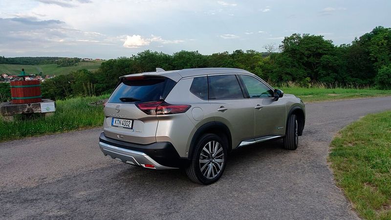 3. Das Fahrerlebnis: Bequeme Sitze, ein kraftvoller Antrieb und ein sicheres Fahrgefühl auch auf kurvigen Landstraßen – auf den Testfahrten konnte der X-Trail vollends überzeugen. Das SUV fährt kultiviert und ist ein auf Komfort getrimmter Langstreckenbegleiter. (Bild: Mauritz – VCG)