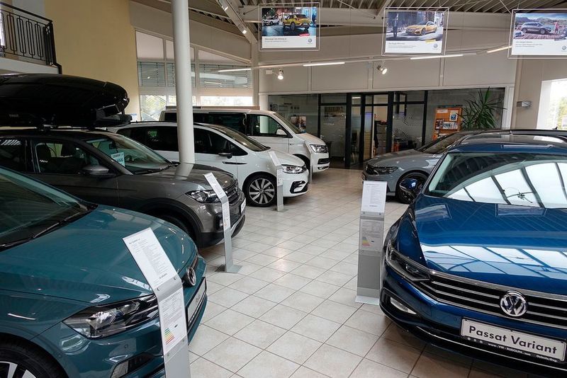 Dem kleinen Showroom sieht man nicht an, dass hier pro Jahr rund 1.000 Autos gehandelt werden. (Rosenow/»kfz-betrieb«)