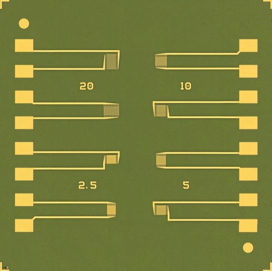 Chip AX1580, 15 mm x 15 mm, mit acht Gold-Interdigitalelektrodenpaaren mit einer Kanalweite von 10 mm und Kanallängen von 2,5; 5, 10 und 20 µm. Der Chip selbst kann als Gateelektrode genutzt werden, das Gateoxid zwischen Gate und den Interdigitalelektroden ist typisch SiO2 mit einer Dicke von 230 nm.(Bild:  Fraunhofer IPMS)