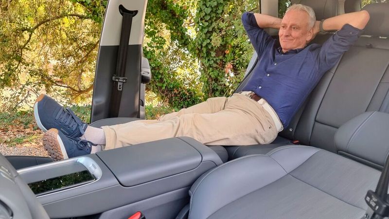 Beide Vordersitze lassen sich so umklappen, dass eine Lounge für die Ladepause entsteht. (Bild: Leapmotor)