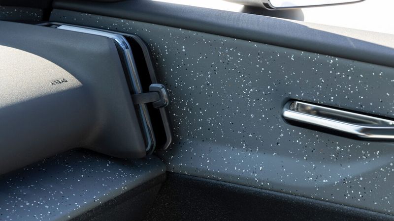 Außergewöhnlich ist das Interieur namens Breeze. Es zeichet sich durch eine Dekoreinlage aus, für die Kunststoffabfälle von ausrangierten PVC-Fensterrahmen und Rolläden recycelt wurden.   (Bild: Christian Bittmann/Volvo)