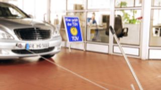 Über eine Zugvorrichtung wird die Festhaltekraft der Elektrischen Parkbremse geprüft. (Archiv: Vogel Business Media)