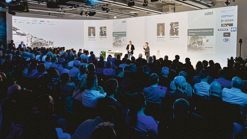 „The Curve“, der größte Raum des Vogel Convention Centers, reichte nicht aus, um alle Teilnehmer aufzunehmen. Deshalb wurden die Vorträge und Außenschalten in mehrere Nebenräume übertragen. (Bilder: Stefan Bausewein)