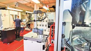 Beim Anbieter für Satellitentechnik Thales lastet der Dreischichtbetrieb die CNC-Maschine um 50 Prozent stärker aus als die Produktion in zwei Schichten ohne Cobot. (Bild: Thales)