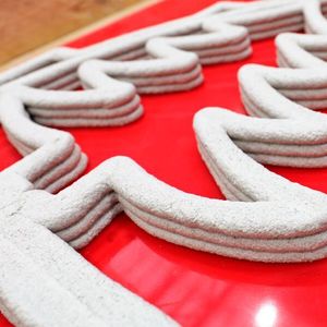 Für die Fertigung braucht es eine geeignete faserbewährte Betonrezeptur. Sie muss pumpfähig sein und gleichzeitig schnell genug ansteifen, damit mehrere Schichten aufgebaut werden können.