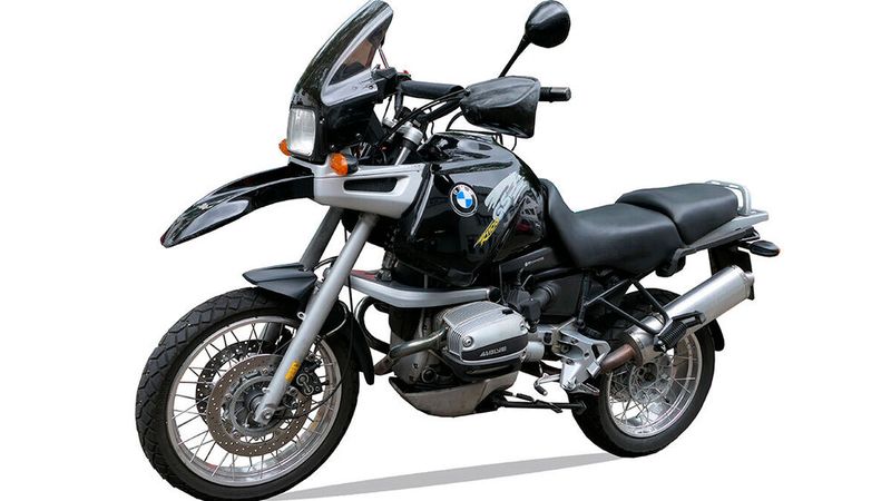 15. Preis: „'Ein Motorradleben ohne eine R 1100 GS ist möglich, aber sinnlos'. Mitte März 1994 stand ich in der BMW Niederlassung in Frankfurt und vereinbarte mit dem damaligen Verkaufsleiter (es gab nur einen Verkäufer nämlich Günter Bruder, mit dem ich mich heute noch treffe) eine Probefahrt. Ein Termin war relativ schnell gefunden und ich durfte einen ganzen! Tag das Motorrad zur Probefahrt haben. Nach sechs Stunden und ca. 280 km war für mich die Sache klar: Dieses Mopped muss es sein, zumal noch ohne Kat und überhaupt die erste Vorführmaschine der neuen Vierventiler GS-Moppeds. Am 10. Mai 1994 erfolgte die Anmeldung und ein Tag später habe ich mit einem Kumpel die erste Tour unternommen. Nach zwanzig Sommern und 200.000 km habe ich mir im Herbst 2013 ein neues gebrauchtes Ersatzmopped gekauft, diesmal eine R 1150 GS, und habe meine Spessartprizessin nur noch bei gutem Wetter aus der Garage geholt und bin mit Ihr noch viele Touren durch den Spessart gefahren. Vor ein paar Jahren habe ich mich letztendlich entschieden, meine Prinzessin der Oldtimerspendenaktion zu spenden, und dies auch nach dreißig Jahren und einem Monat getan. In den dreißig Jahren musste ich dreimal außerhalb der Inspektionen in die Werkstatt, einmal war ein Simmering der Telelever undicht, einmal musste eine Zylinderkopfdichtung ausgetauscht werden (Kulanz nach zwei Jahren) und einmal war der Simmering beim Getriebe undicht. Dabei habe ich noch die Kupplung erneuern lassen, wobei alle Arbeiten/ Inspektionen von ein und demselben 'Schraubergott'  ausgeführt wurden“, erklärt Spender Horst Haenlein. (Bild: Oldtimerspendenaktion)