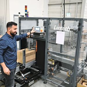 Eurapon-Betriebsleiter Yilmaz Akin vor einem Kartonaufrichter C-1000.(Bild:  Lantech)