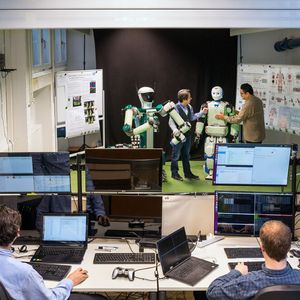 Ein Forscherteam hat an der TU München eine künstliche Haut für Roboter entwickelt, die aus 13.000 Sensoren besteht. 