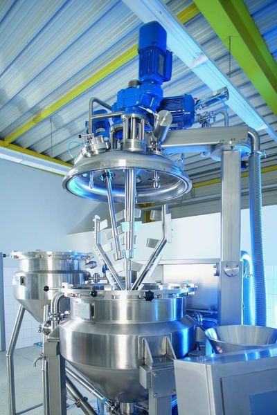 Die Zoatec Batch-Vakuum-Prozessanlage ist reinigungsfreundlich ausgeführt und kann mit einer Hubsäule ausgestattet werden. (Bilder: AZO) (Archiv: Vogel Business Media)