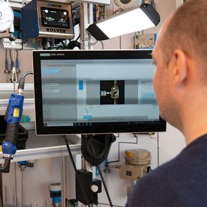 Auf dem Bildschirm werden dem Produktionsmitarbeiter alle relevanten Informationen zur Montage des Bauteils angezeigt. (Bild:  Endress+Hauser)