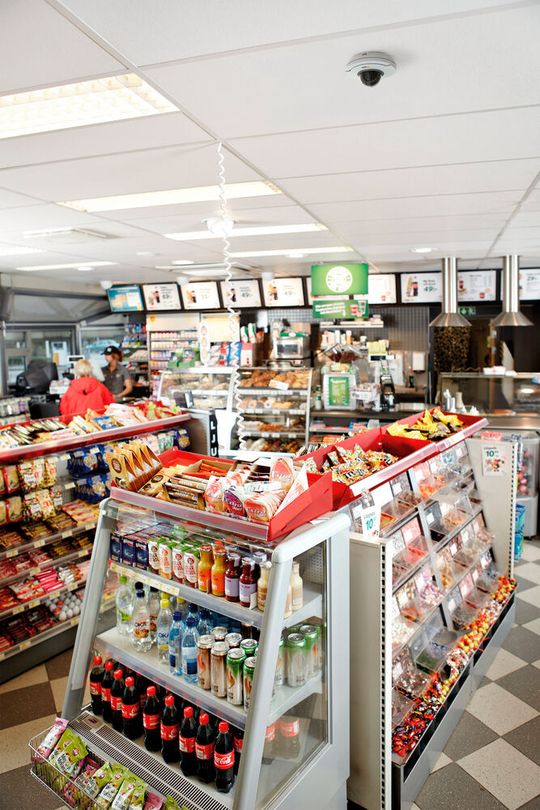 IP-Videosicherheitslösungen spielen eine Schlüsselrolle, um die Leistung des Geschäfts zu optimieren und die Sicherheit zu erhöhen.(Bild:  Axis Communications)