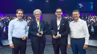 Von links: Gunnar Güthenke, Leiter Mercedes-Benz Cars Einkauf & Lieferantenqualität (MP), Hilde Merete Aasheim, Präsidentin & CEO Hydro Aluminium, Matthias Magnor, Vorstandsmitglied und COO BLG Logistics sowie Andreas Burkhart, Leiter International Procurement Services der Mercedes-Benz Group AG. (Bild: KD Busch.com)