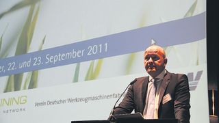 Uwe Fresenborg, Vorsitzender der Machining Innovations Network e. V., forderte die Teilnehmer der Konferenz „Neue Fertigungstechnologien in der Luft- und Raumfahrt“ auf, sich am wirtschaftlichen Einstieg in die Titanbearbeitung zu beteiligen. Bild: Kraus (Archiv: Vogel Business Media)