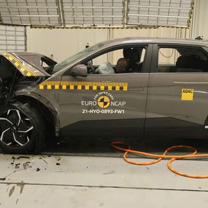 Das neue Elektroauto Hyundai Ioniq 5 kann sich sowohl auf der Straße als auch beim Crashtest positiv in Szene setzen.(Bild:  EuroNCAP)
