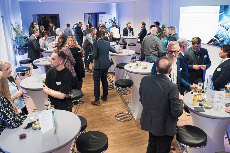 Vernetzte Entwicklung: Im neuen Industrial Application Center in Dresden arbeiten Anwender und Experten Hand in Hand an der Automatisierung von morgen. (Bild: SMC Deutschland)