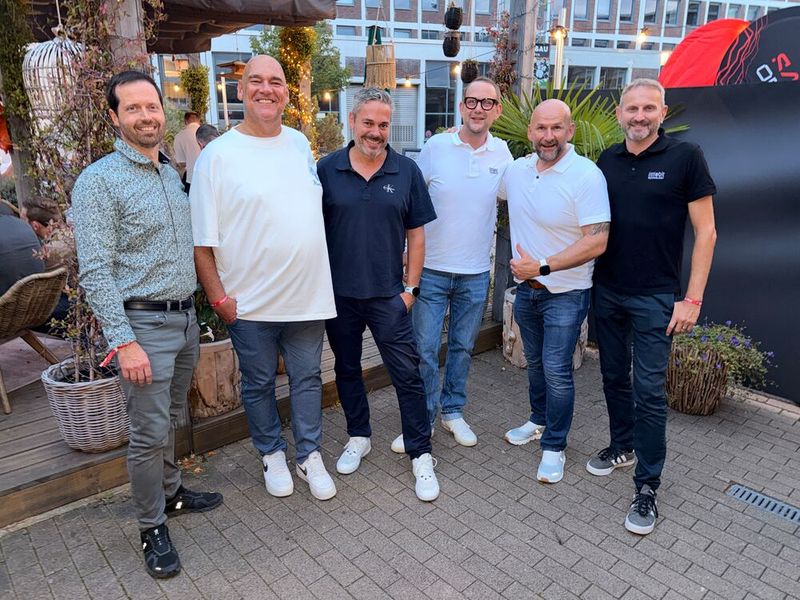 Auch wenn es a Little Bit mehr Fragen sind, ist das Team (v. l.) René Rütimann, Oliver Gorges, Christian Bedel, Patrick Küppers, Tom Kompes und Robert Stöckli immer hilfsbereit. (Bild: Vogel IT-Medien)