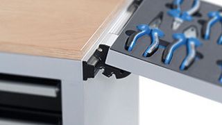 Das Einhängesystem Clip-o-flex kann an Wände, Werkbänke, Lochblechelemente oder anMaschinen montiert werden. (Bild: Hahn+Kolb)