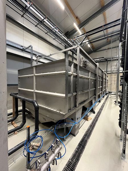 Die verbliebene flüssige Phase wird zunächst in einem rostfreien Flotationsbecken belüftet. Dadurch reagieren kleine Partikel und Schwebstoffe und setzen sich am Beckenboden ab. Dieser Schlamm wird wiederum dem Aufbereitungsverfahren zugeführt. Die übrigen festen Bestandteile der flüssigen Phase werden durch einen Filter abgeschieden. (Bild: Weltec Biopower)