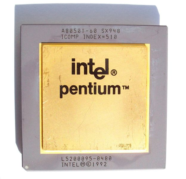 Der erste seiner Art: Am 22. März 1993 erschien mit dem Pentium P5 der erste Prozessor auf Basis der P5-Mikroarchitektur, welche Intels 486-Reihe ablöste. Die CPU war anfänglich in Variationen mit 60 und 66 MHz erhältlich. (Bild: Pentium 60 SX948 gold front / Andrzej w k 2 / CC BY-SA 3.0)