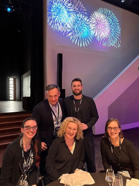 Das Samsung Team und Margrit Lingner (IT-BUSINESS) feiern immer gerne zusammen. (Bild: Vogel IT-Medien GmbH)