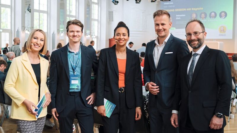 Neben (v. l.) Moderatorin Susanne von Hopffgarten eröffnen die Geschäftsführer Martin Blaschka von Inno3 sowie Brenya Ajei, Dr. Florian Fuhrmann und Dr. Florian Hartge von der Gematik den diesjährigen und zweiten TI-Summit. (Foto vom TI-SUMMIT 2025). (Bild:  © WACH STUDIO / Osnabrück)