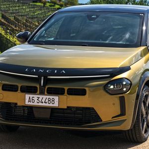 Die Frontpartie des Ypsilon polarisiert. Beim Verbrennermodell sorgen die vier Öffnungen unter dem Logo für einen speziellen Look.  (Bild:  Lancia)