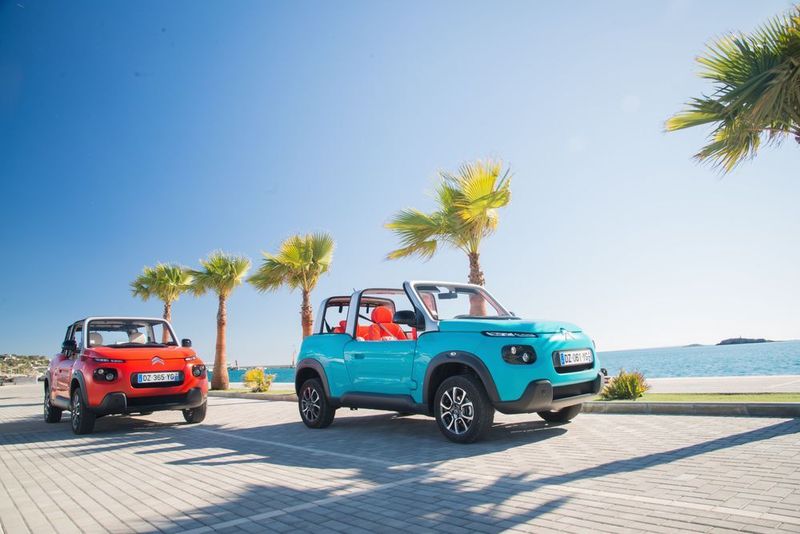 Sein aktueller „Nachfolger“, der E-Méhari, fährt elektrisch. Es gab und gibt aber noch mehr Modelle, die zum Strandbesuch eingeladen haben oder es noch tun. (Citroen Communication/ Jerome Lejeune/ Light Factory)