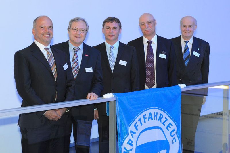 Gutes Team: (v.li.) Stellvertrtender Obermeister Mario Lössl, Ehrenobermeister Hans Medele, Obermeister Richard Wagner, Ehrenobermeister Karl Burghart und Ehrenobermeister Wilhelm Bairlein.  (Reich/»kfz-betrieb«)