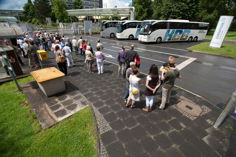 Besucher im Chempark: Besonders begehrt sind die seit Anfang 2012 monatlich angebotenen Bustouren durch den Chempark Leverkusen („Chempark mobil“) (Bild: Currenta)