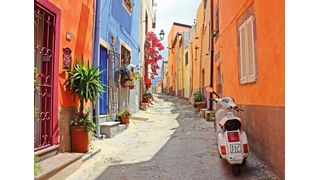 Not only the streets are empty in Italy right now. (La So (Unsplash))