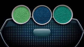 Verchromter 2K-Kühlergrill aus Elix ABS P2MC: Die Baugruppe kombiniert eine breite Zierleiste in Metalloptik mit 942 illuminierten Lichtpunkten. (Bild: Elix)