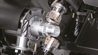 Die ABX-THY3 ist eine Multitasking-Drehmaschine mit insgesamt zwölf Achsen und drei Revolvern für 36 angetriebene Werkzeuge. Dank dreier Y-Achsen lassen sich mehrere Bearbeitungsoperationen gleichzeitig in einem Arbeitsgang simultan erledigen und so komplexe Werkstücke in einer Aufspannung mit hoher Präzision bearbeiten. (Bild: Citizen Machinery Europe GmbH)