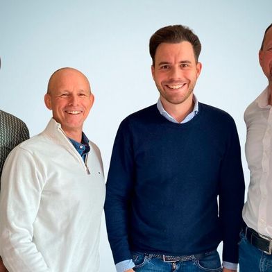 Noch führen (v. r.) Alexander Wacker und Philipp Niemann gemeinsam mit Marc Gloning und Joaquim Moreira dos Santos die Geschäfte des Unternehmens. Ab 2026 machen sie dann als Führungsduo weiter. (Bild: SOS Software Service)