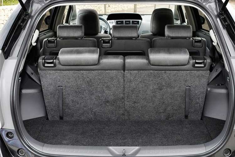 Ist die dritte Sitzreihe in Gebrauch, steht ein Kofferraumvolumen von gut 230 Litern zur Verfügung. (Foto: Toyota)