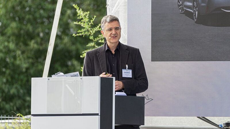 Ressortleiter Jan Rosenow von »kfz-betrieb« startete das Vortragsprogramm mit einem Referat über die Auswirkungen von Fahrerassistenzsystemen und Elektroautos auf den Werkstattumsatz. (Rainer Wengel)