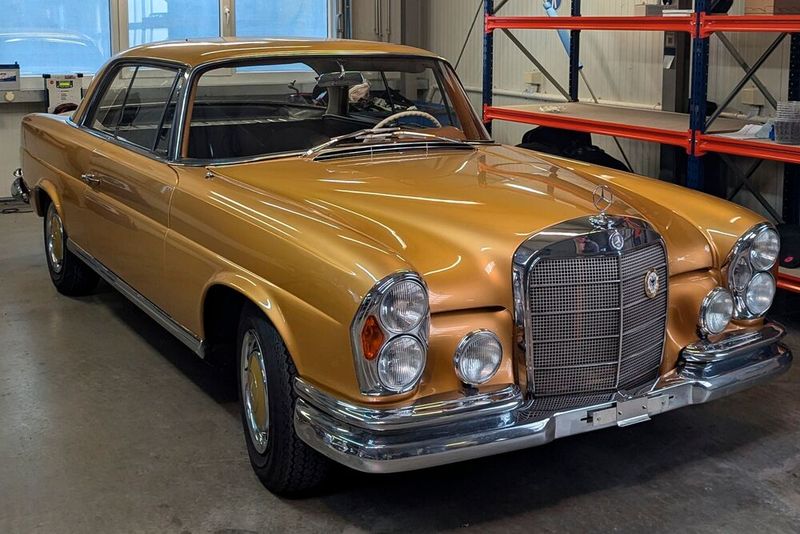 ...und ziemlich alten Autos gearbeitet wird. (Bild: Dominsky – VCG)