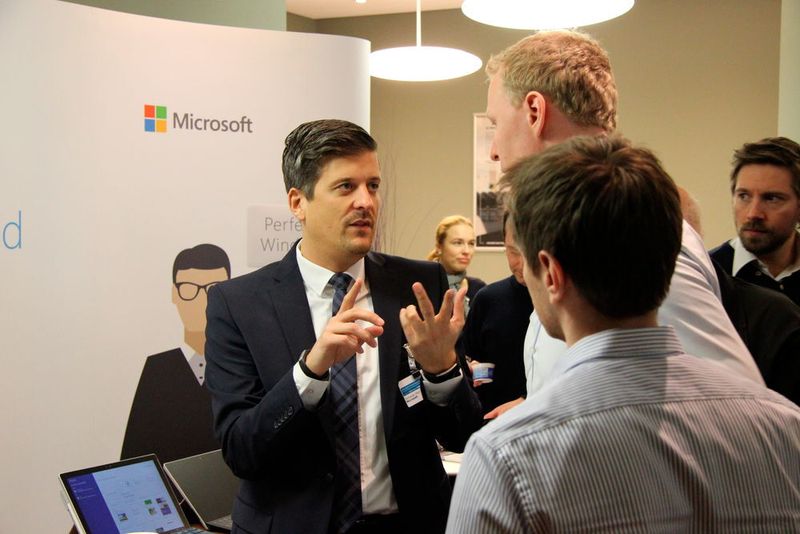 Viele Teilnehmer suchten auch das Gespräch mit den Vertretern von Microsoft...  (Vogel IT-Medien)