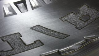 Bild 1: Besonders bei Pkw-Reifen liegen ausgefallene Designs im Trend – wie etwa Buchstaben mit Lederstruktur. Damit verbunden sind große Datenmengen beim Fräsen der Form.  (Bild: Lang)