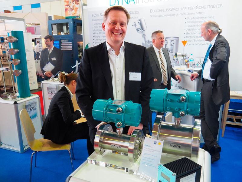 Jens Bornhoeft, Dyna Instruments, präsentierte den Dynmos, eine neue Durchsatzmessung für Schüttgüter. Dabei wird die Geschwindigkeit und die Konzentration gemessen und daraus der Massedurchsatz ermittelt. „Wir waren schon immer Spezialisten für die intelligente Kombination von Messprinzipien.“ (Bild: Mühlenkamp / PROCESS)