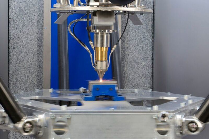 Mit dem EHLA 3D-Verfahren will das Fraunhofer ILT Hochgeschwindigkeits-3D-Druck mittels Laserauftrag erreichen. Das Konzept dafür basiert auf dem kinematischen Prinzip des Tripoden.  Die Bauplattform kann sehr schnelle und präzise Bewegungen ausführen, ohne dass dabei große Schwingungen auftreten. (Fraunhofer ILT)