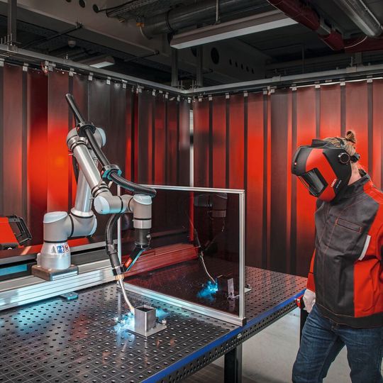 Pendant que le cobot soude sur une station, d’autres pièces à souder peuvent être préparées simultanément sur l’autre station en vue du cycle de soudage suivant. Pendant que le cobot soude sur une station, d’autres pièces à souder peuvent être préparées simultanément sur l’autre station en vue du cycle de soudage suivant.
