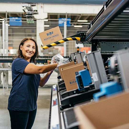 Bei der Richter+Wenzel Gruppe arbeiten deutschlandweit rund 4.500 Mitarbeiter, wie hier in der Kommissionierung.(Bild:  Richter+Frenzel)