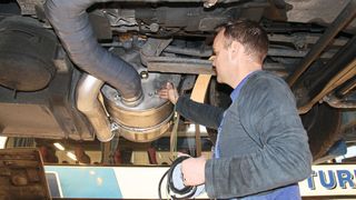 Bei der Diagnose von Problemen im Bereich Abgasnachbehandlung muss der Nutzfahrzeugprofi zunehmend „ganzheitlich“ denken, um nicht nur die Symptome zu beseitigen, sondern vor allem auch deren Ursachen aufzuspüren.  (Bild: Klaus Kuss)