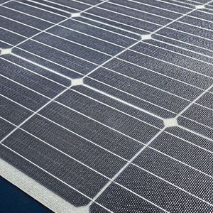 Das photovoltaische Ladegerät auf dem Fahrzeugdach soll nachhaltig Energie erzeugen. Die steht nicht nur E-Fahrzeugen gut zu Gesicht, sie würde auch bei zahlreichen Verbrennern das Problem entladener Starterbatterien lösen.(Bild:  Continental)