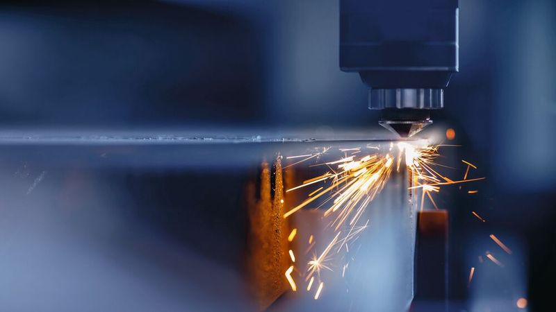 Auch im November sind die Aufträge für Maschinen- und Anlagenbauer laut VDMA weiter eingebrochen.(Bild:  Parilov - stock.adobe.com)